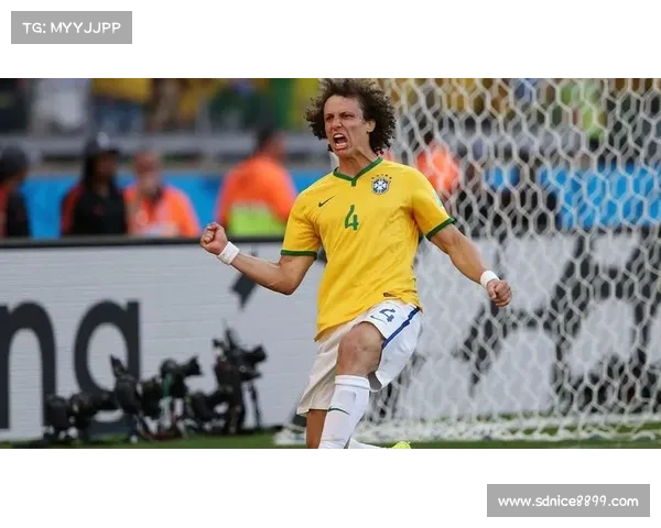 大卫路易斯的场上位置与战术作用解析：从防守核心到进攻策动者的多重身份